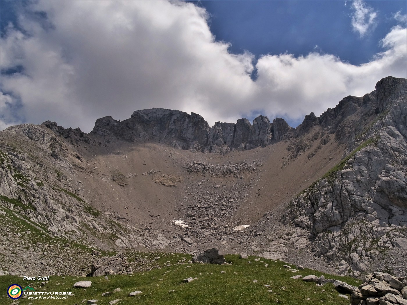 43 Da quota 2193 m oltre il Passo di Corna Piana , spettacolare vista sul roccioso versante nord d'Arera (2512 m).JPG